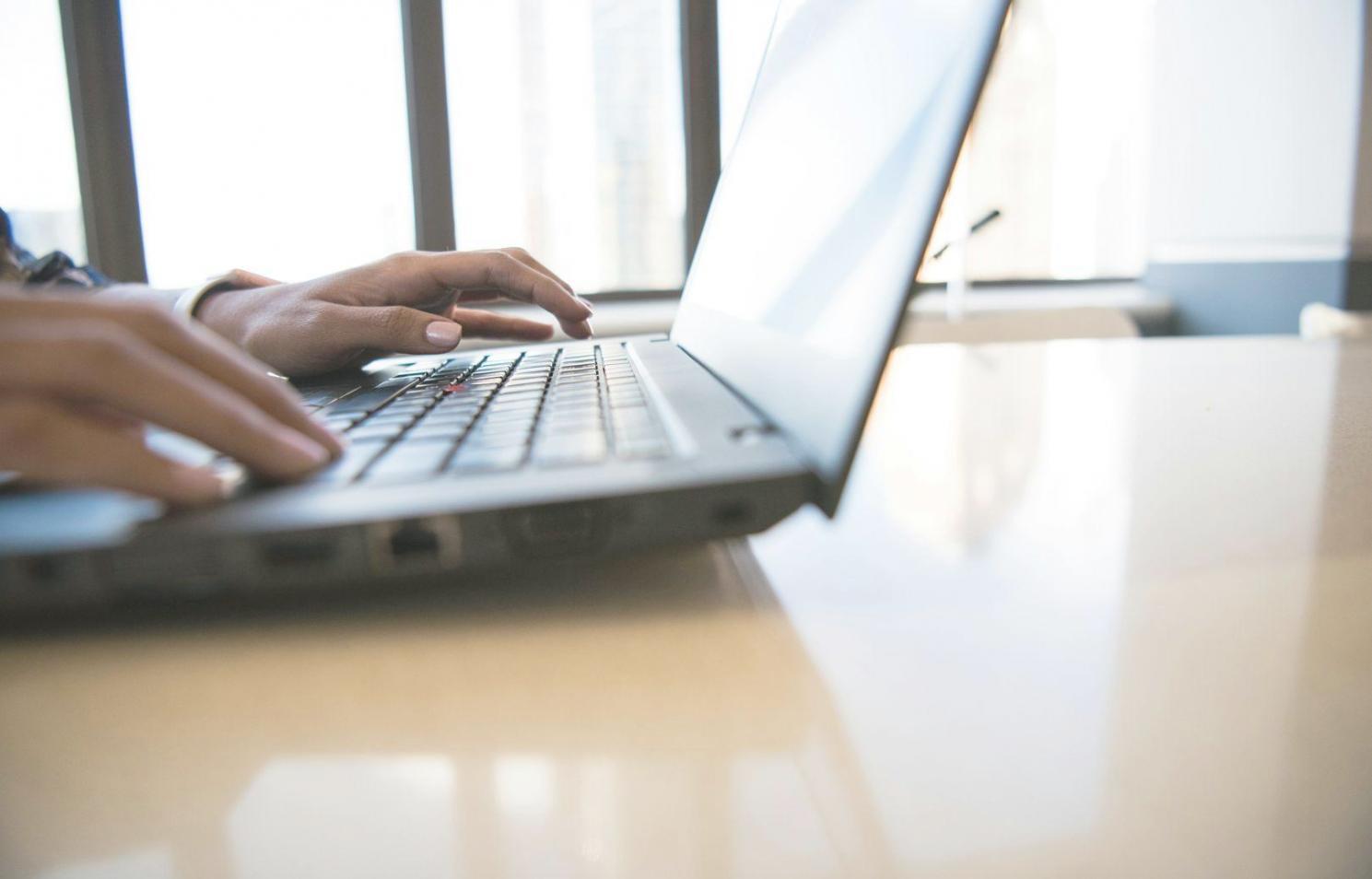 Espace de consultation avec vue sur les montagnes